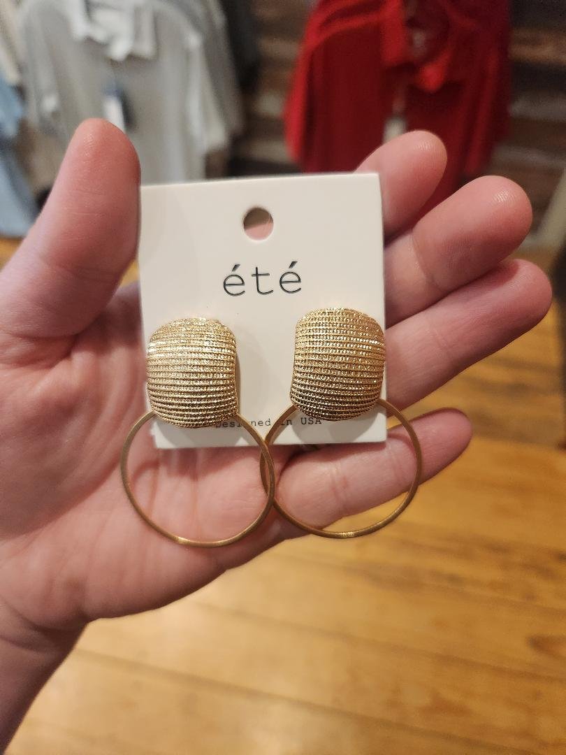 gold-shell-hoop-earrings